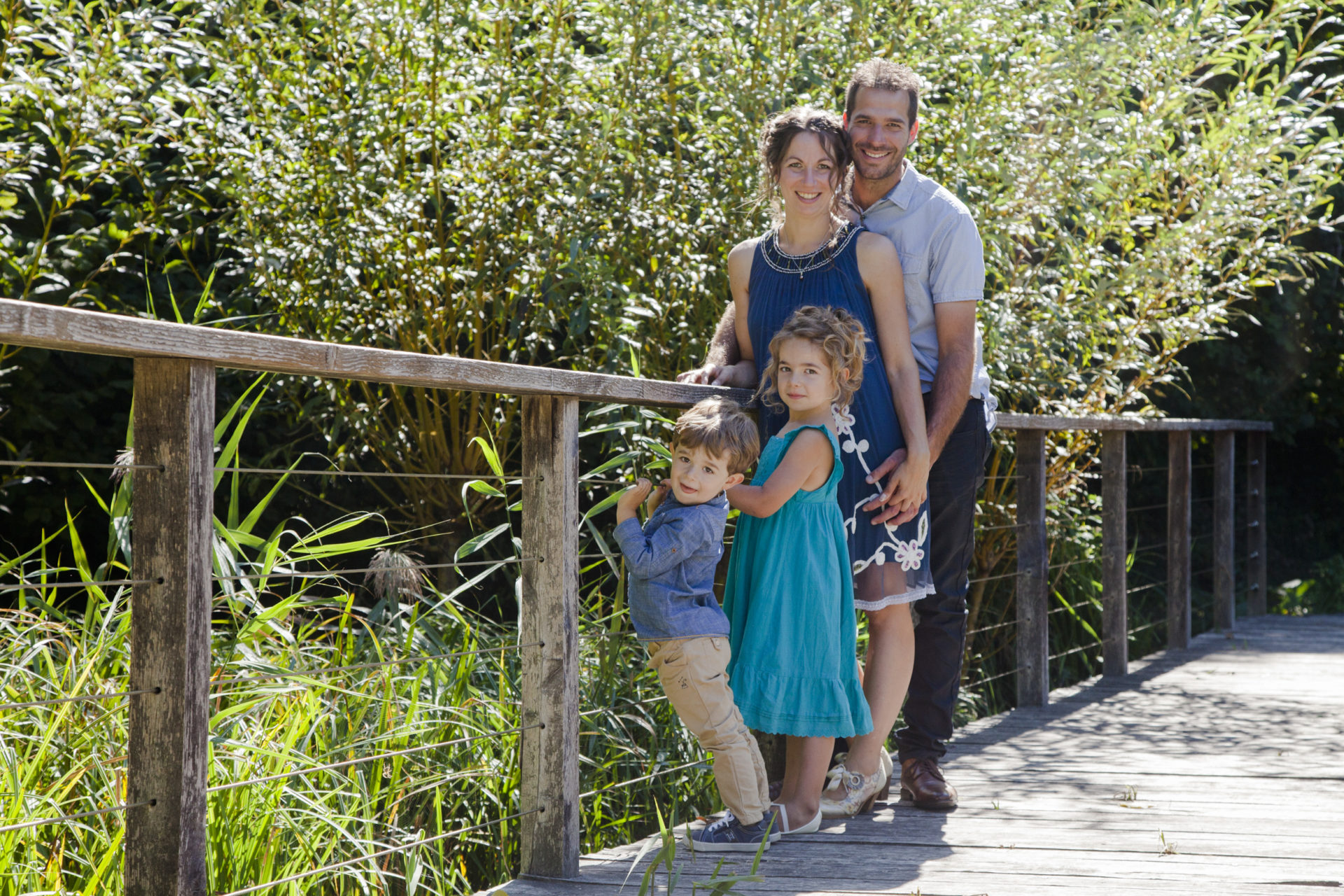 stephanie laisney photographe famille lifestyle nature sur un pont en foret lumière naturel angouleme charente