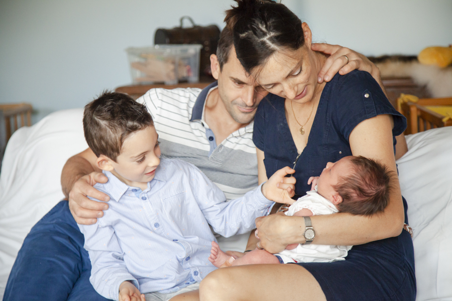 stephanie laisney photographe naissance famille bisous calin moment de vie domicile lifestyle angouleme charente