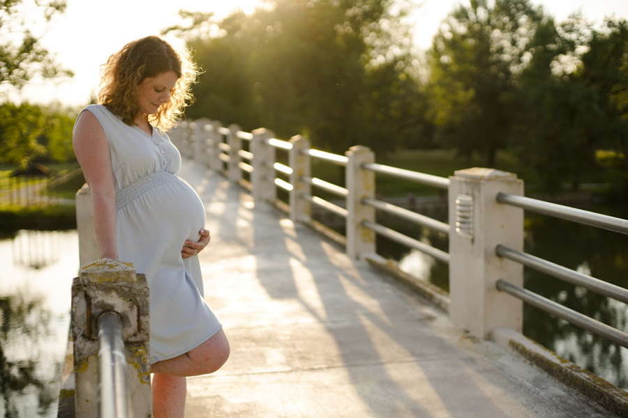 stephanie laisney photographe grossesse extérieur golden hour porté la vie en attendant bébé couché de soleil foret Angouleme charente port de l'houmeau