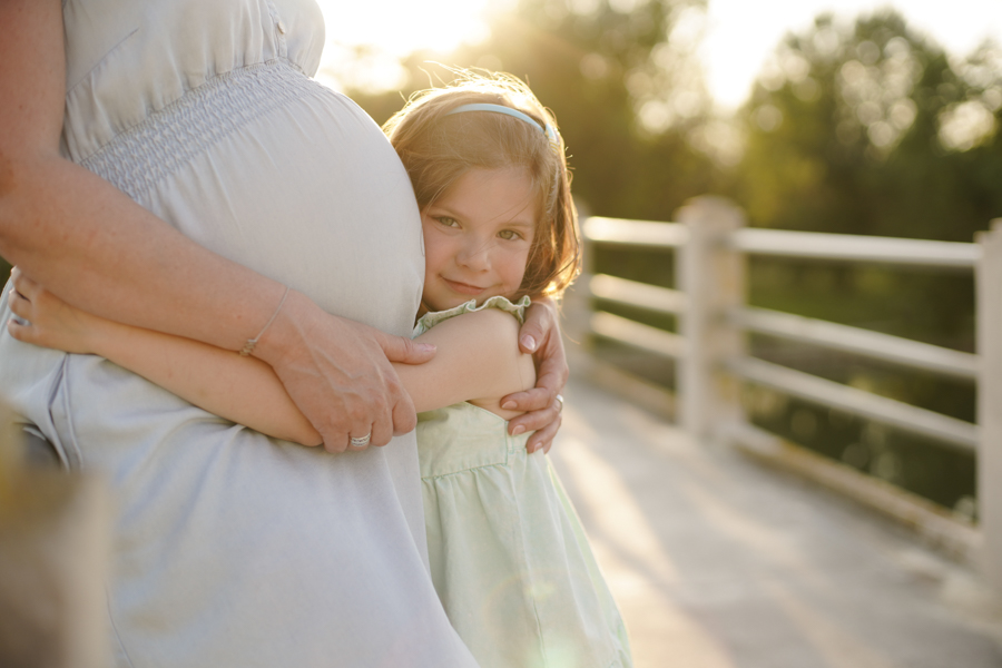 stephanie laisney photographe grossesse golden hour port de l'houmeau couché de soleil foret mere et fille Angouleme charente