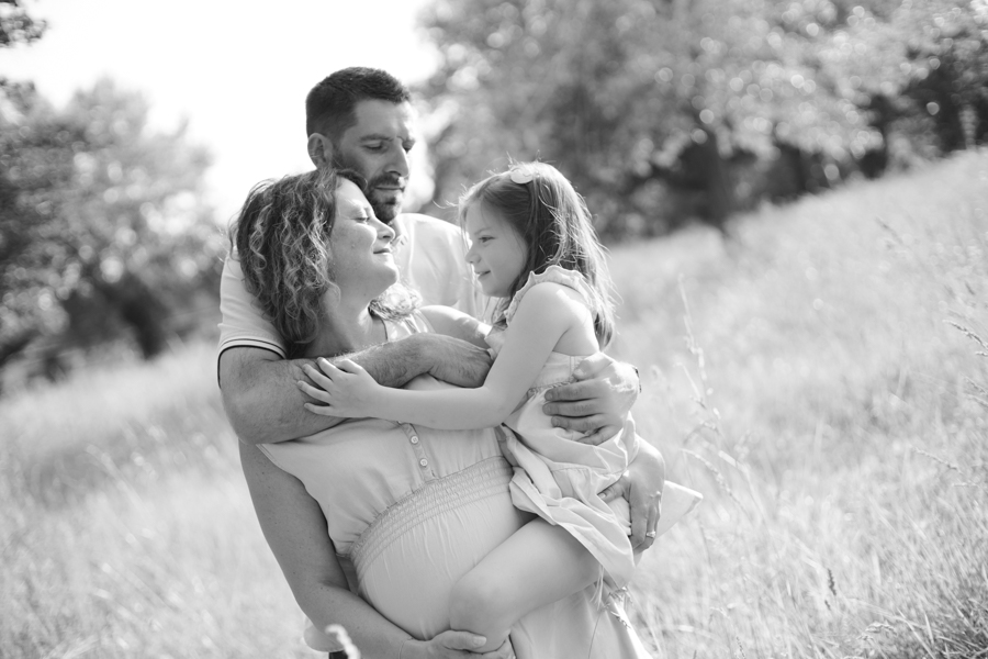 stephanie laisney photographe grossesse naissance famille bisous calin golden hour lifestyle angouleme charente