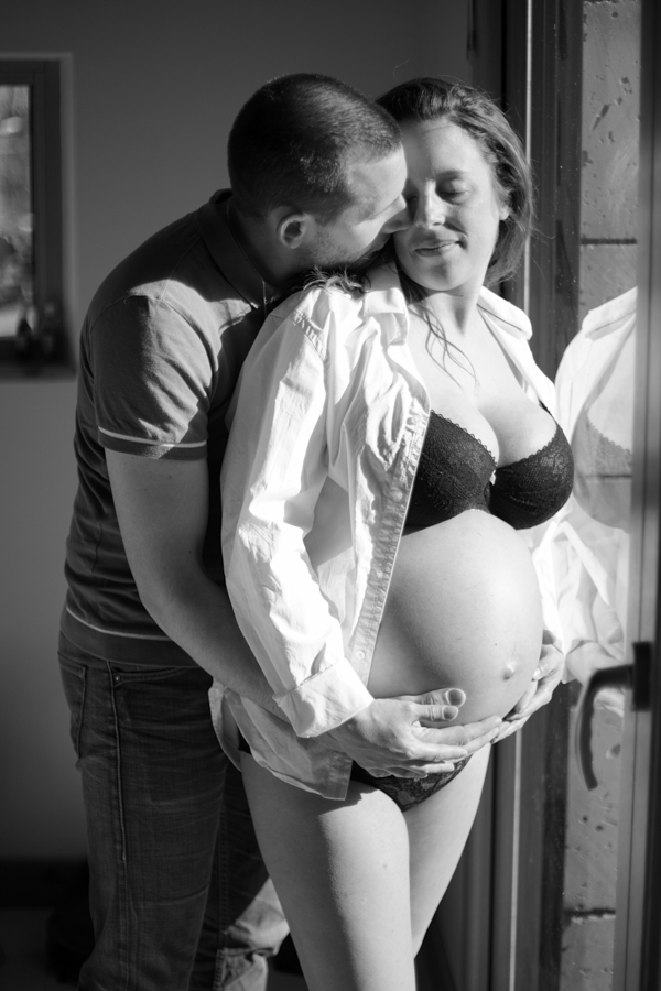 stephanie laisney photographe grossesse naissance famille bisous calin domicile lifestyle angouleme charente