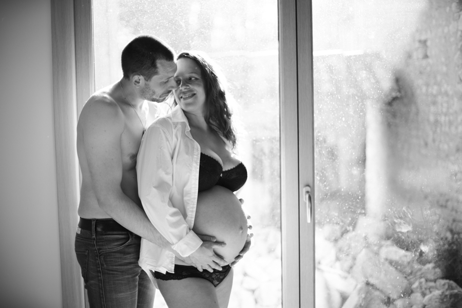 stephanie laisney photographe grossesse couple naissance famille bisous calin domicile lifestyle angouleme charente