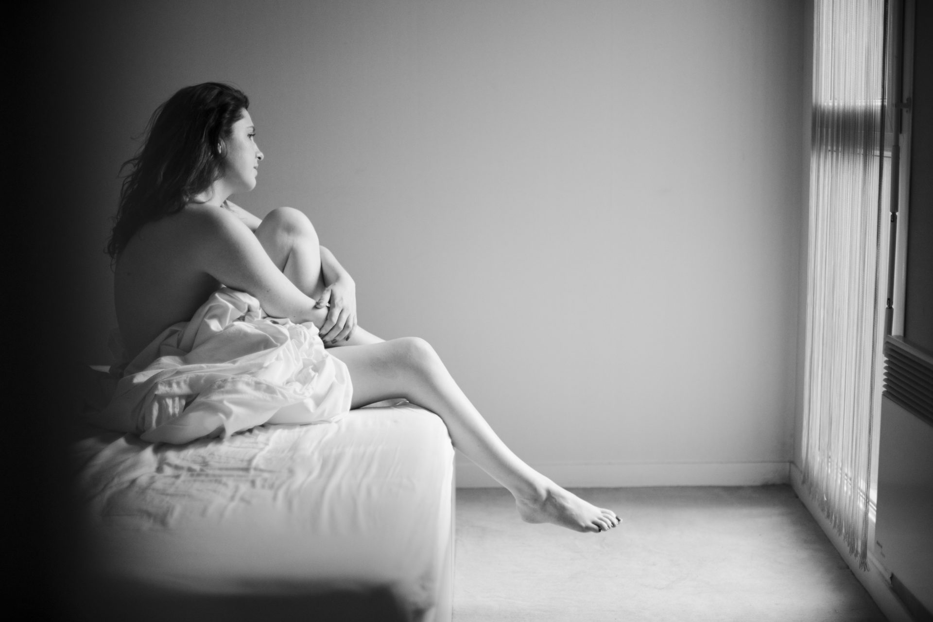 stephanie laisney photographe boudoir lifestyle domicile féminité lumière naturel etre femme session intime estime de soi sensualité angouleme charente