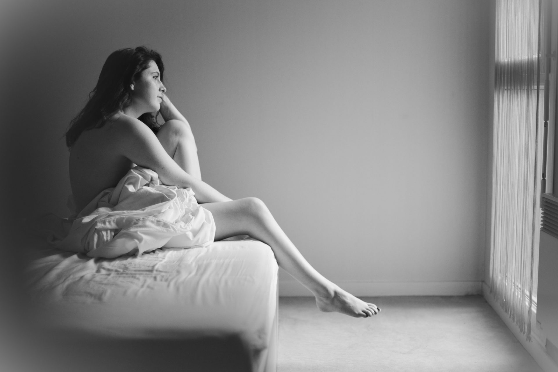 stephanie laisney photographe boudoir lifestyle domicile féminité lumière naturel etre femme session intime estime de soi sensualité angouleme charente