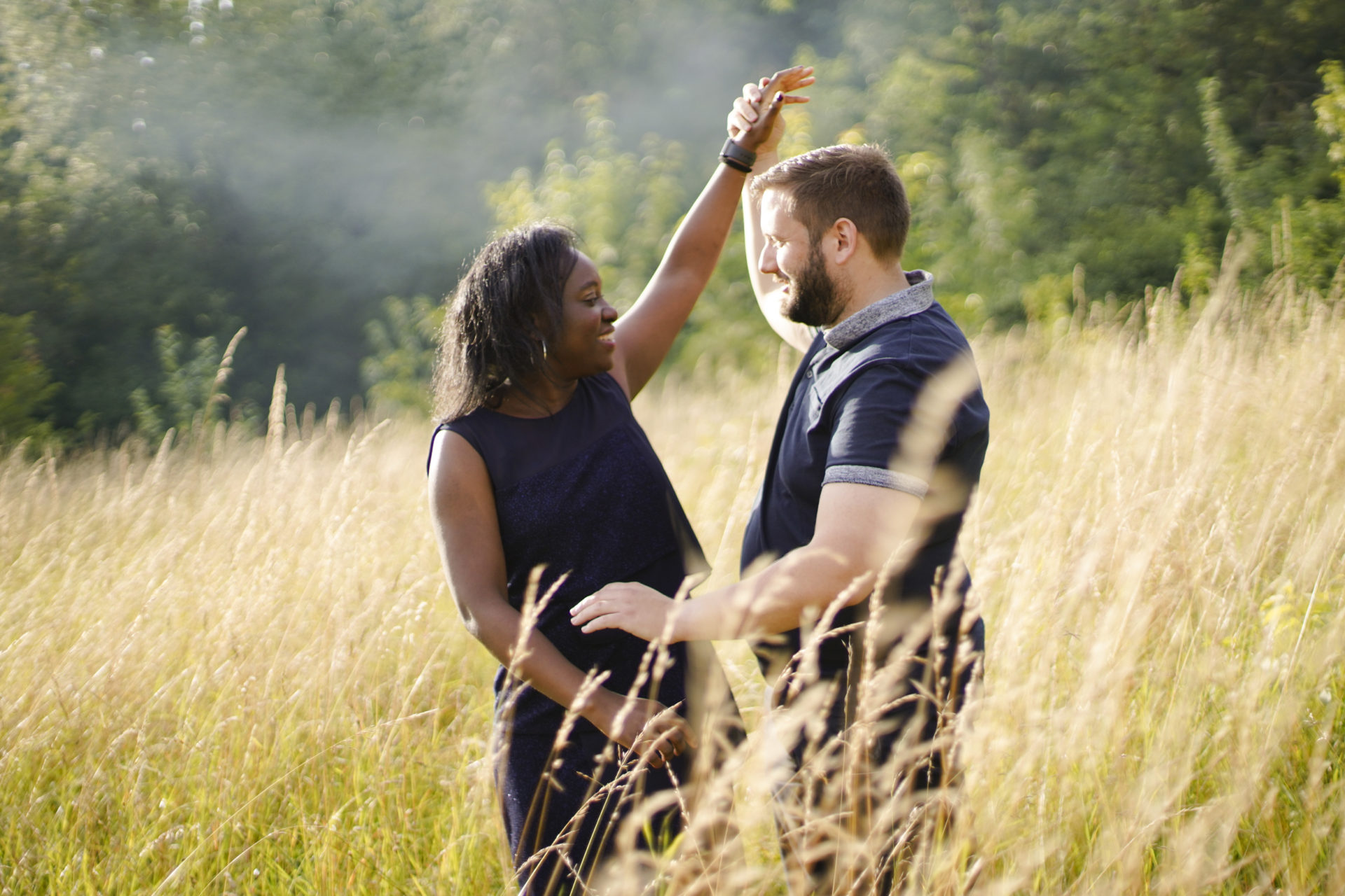 stephanie laisney photographe couple golden hour nature couché de soleil seance engagement angouleme charente