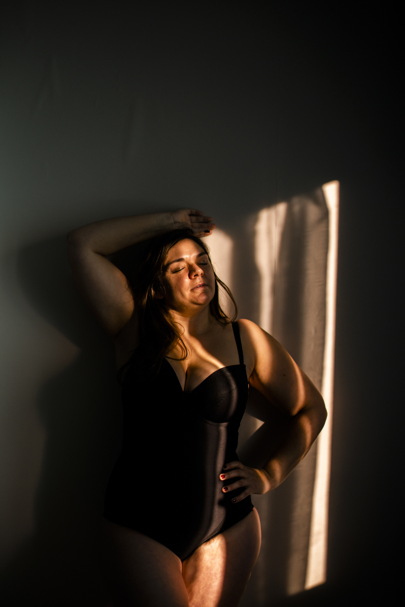 stephanie laisney photographe boudoir lifestyle domicile féminité lumière naturel etre femme session intime estime de soi sensualité Angoulême Charente