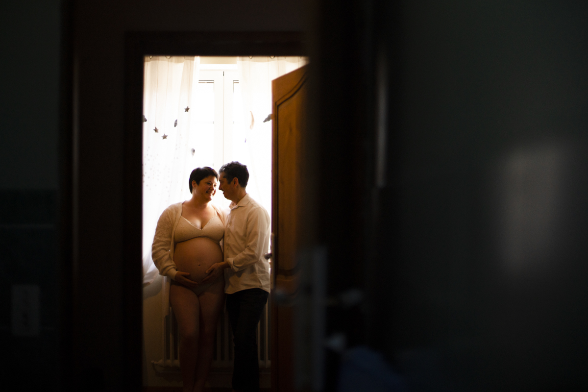 stephanie laisney photographe grossesse naissance famille bisous calin moment d'amour domicile lifestyle angouleme charente
