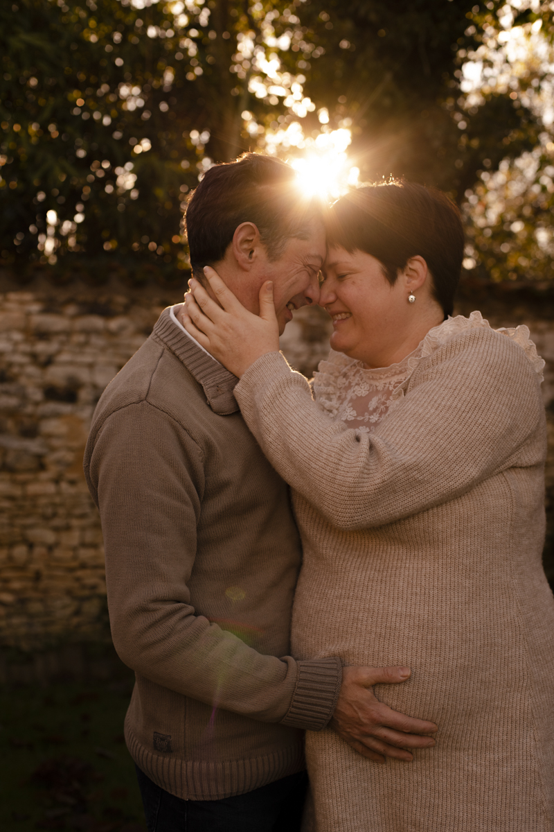 stephanie laisney photographe grossesse naissance famille bisous calin moment d'amour domicile lifestyle angouleme charente